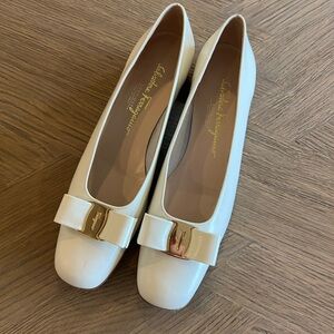 Winter White Classic Ferragamo Bow Pump Sz 9.5 4A